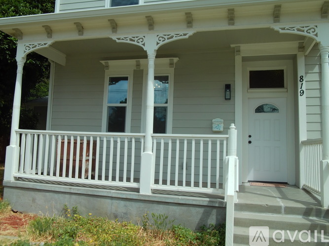 819 6th St 4 Beds Single Family Home for Rent - Photo gallery 3