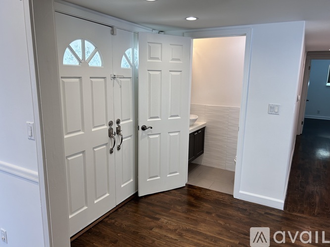 23723 Oxnard St 3 Beds Single Family Home for Rent - Photo gallery 2