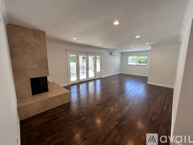 23723 Oxnard St 3 Beds Single Family Home for Rent - Photo gallery 3