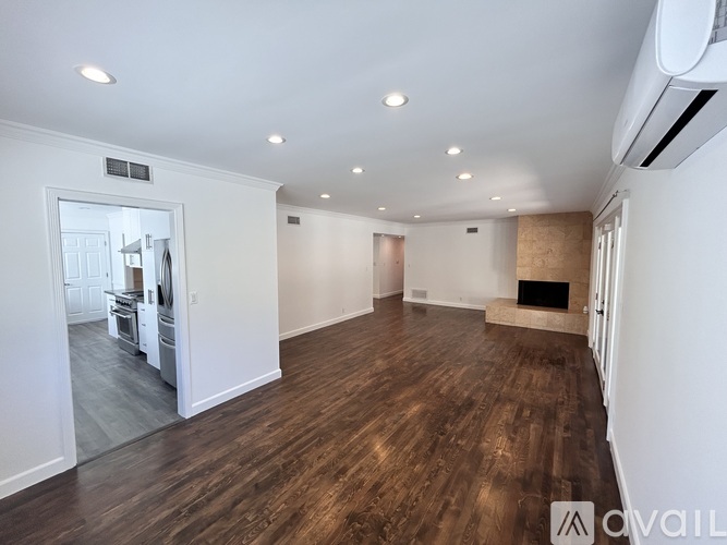 23723 Oxnard St 3 Beds Single Family Home for Rent - Photo gallery 5