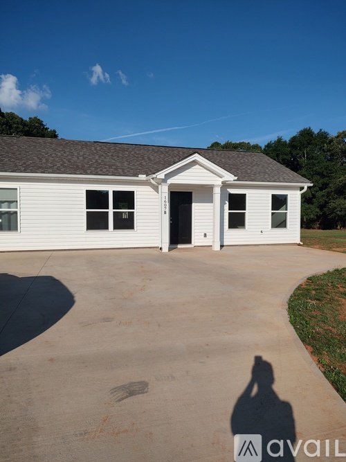 1607 North Green River Road 2 Beds Single Family Home for Rent - Photo gallery 1