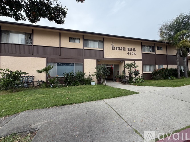 The image shows a building with the name "Bounty House" and the number 4425 on it.