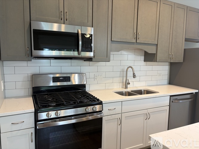 1347 W 47th St 3 Beds Apartment for Rent - Photo gallery 2
