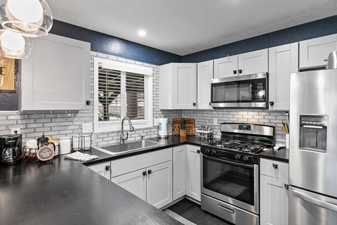 893 Sierra Vista Dr. 3 Beds Apartment for Rent