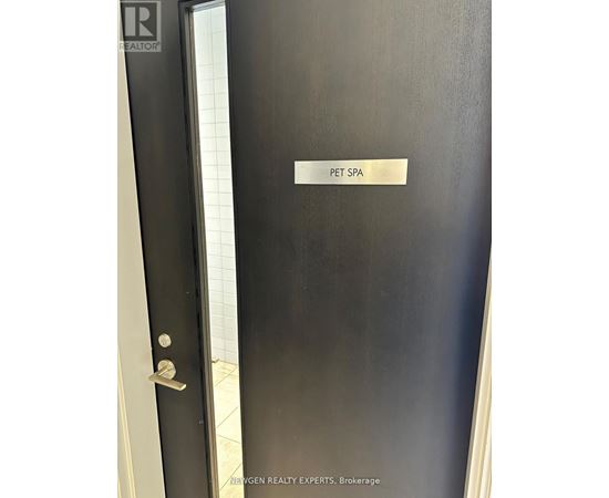 A door with a sign that says "Pet Spa".