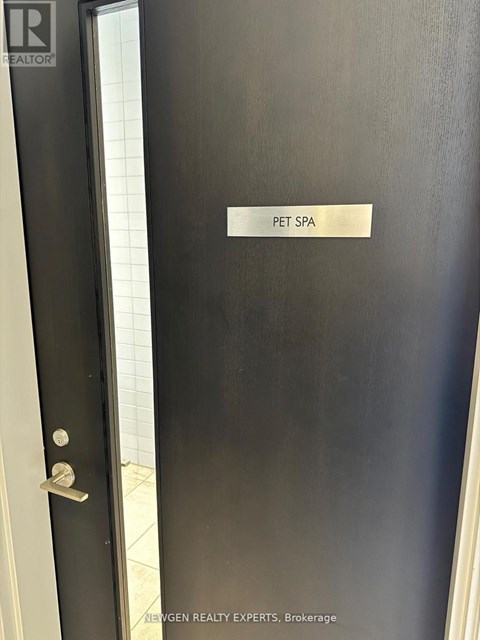 A door with a sign that says "Pet Spa".