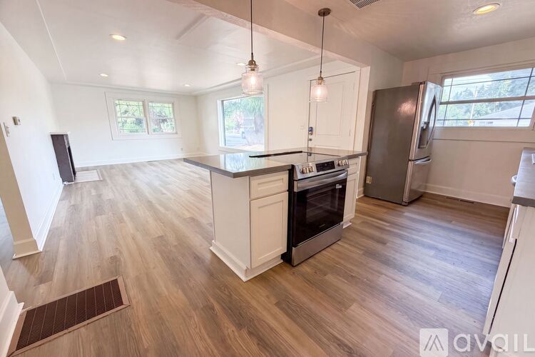 11651 NE Glisan St 3 Beds Single Family Home for Rent - Photo gallery 3