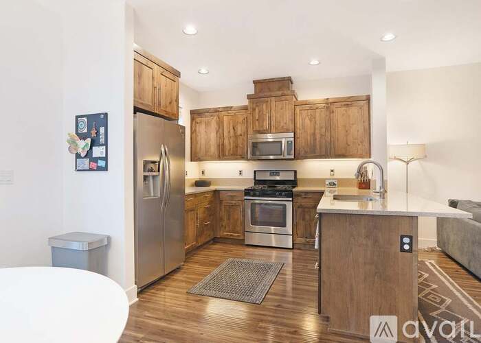 612 NE Vail Ln 3 Beds Single Family Home for Rent - Photo gallery 2