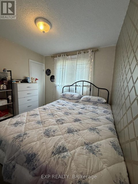 UPPER - 64 CHAPEL HILL CRESCENT 3 Beds Apartment for Rent