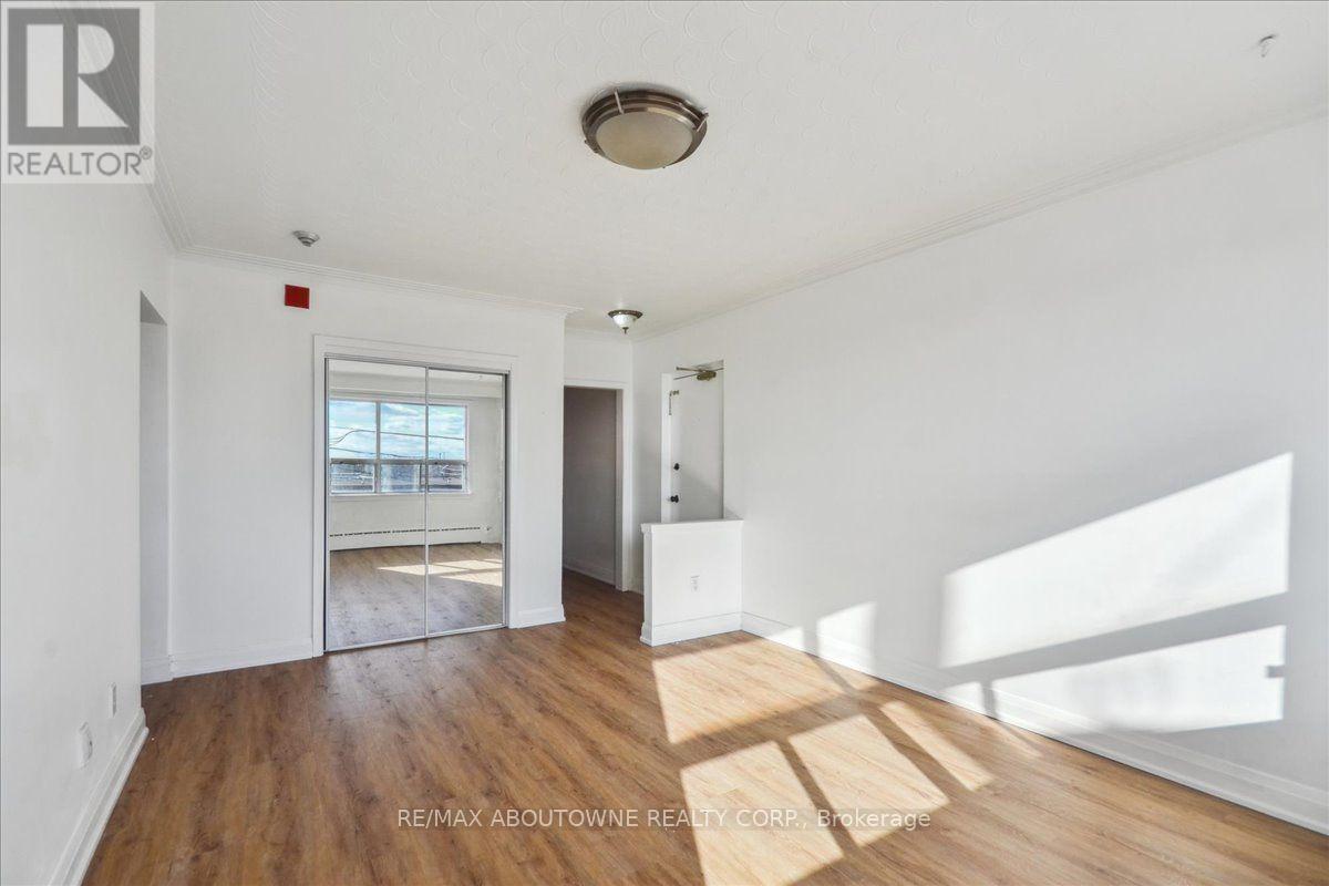 2 bedroom apartment - 6 - 2 WESLEY STREET 6, Toronto (Mimico) 4