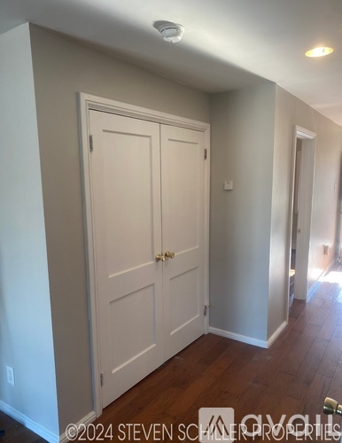 560 South 69th Street 3 Beds Townhouse for Rent - Photo gallery 3