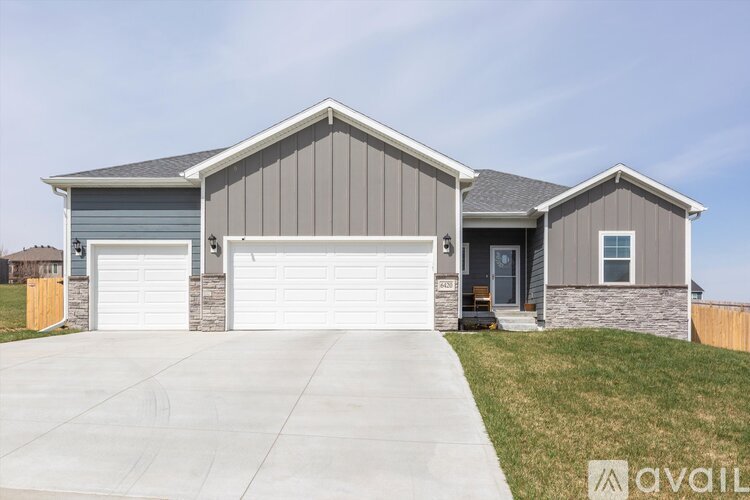 6420 Kyla Drive 4 Beds Single Family Home for Rent - Photo gallery 2
