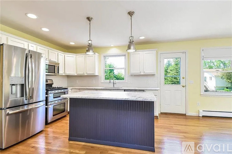 76 King Phillip Street 3 Beds Single Family Home for Rent - Photo gallery 4