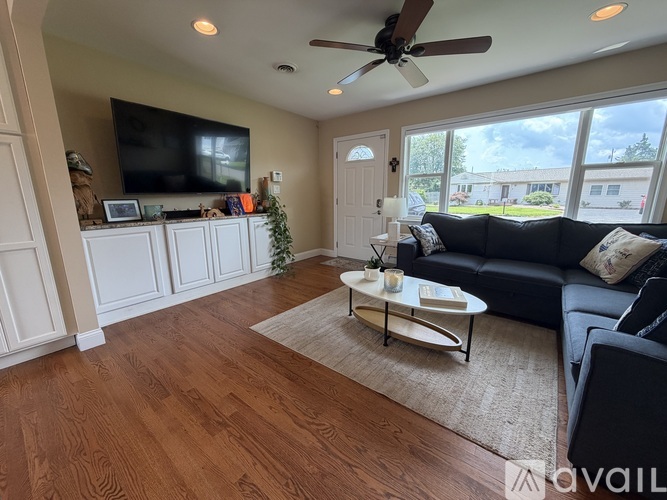 98 Oak Tree Lane 3 Beds Single Family Home for Rent - Photo gallery 3