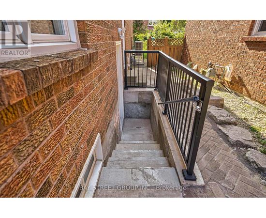 ROOM A - 169 KILLIAN ROAD 1 House for Rent - Photo gallery 5