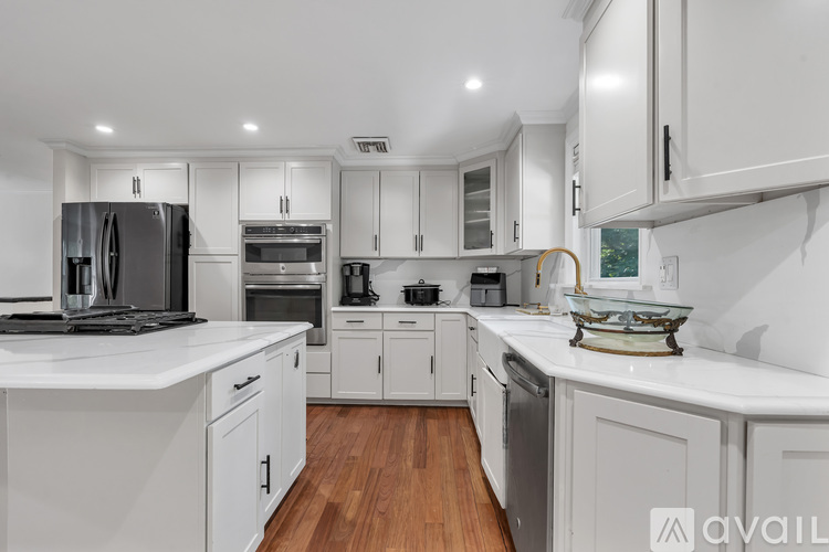587 Central Ave 3 Beds Single Family Home for Rent - Photo gallery 4