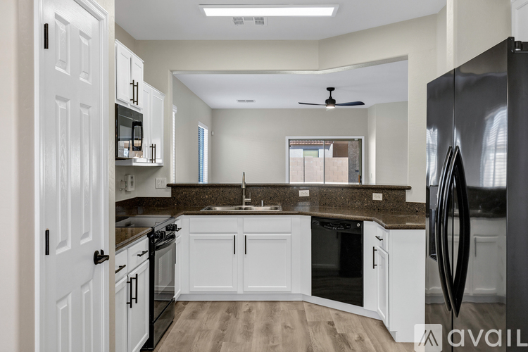 2408 West Tamarisk Avenue 3 Beds Single Family Home for Rent - Photo gallery 3