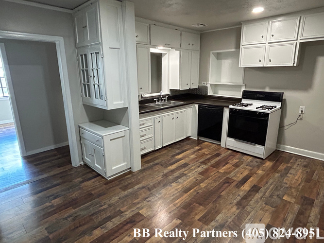 3328 E 6th St 4 Beds Single Family Home for Rent - Photo gallery 4