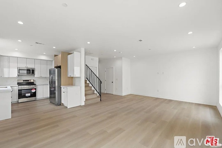 10746 Hortense St 3 Beds Apartment for Rent - Photo gallery 2