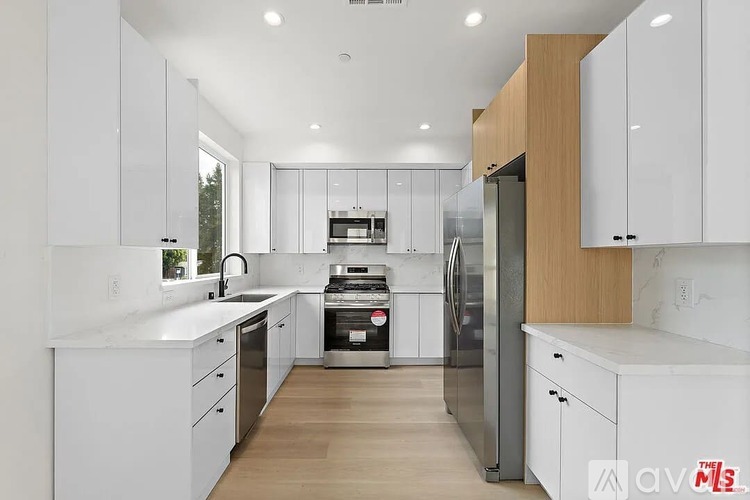 10746 Hortense St 3 Beds Apartment for Rent - Photo gallery 5