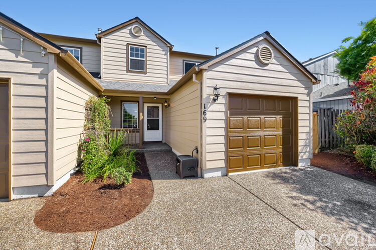 169 NE Skylar St. 3 Beds Single Family Home for Rent - Photo gallery 1