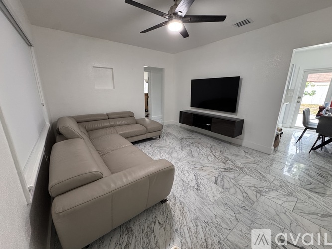 2416 Northwest 88th Street 3 Beds Single Family Home for Rent - Photo gallery 5