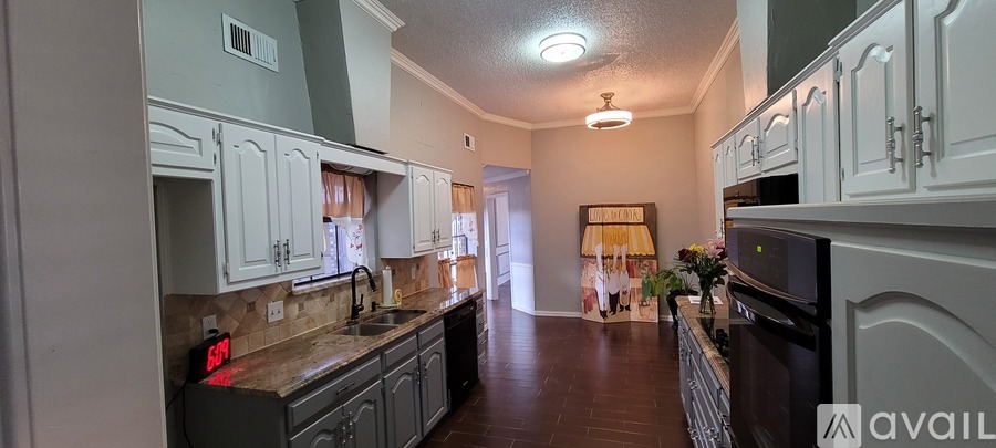 2413 Country Club Parkway 3 Beds Single Family Home for Rent - Photo gallery 3