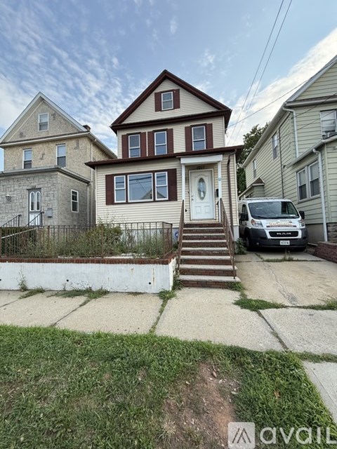 1017 North Avenue 4 Beds Apartment for Rent