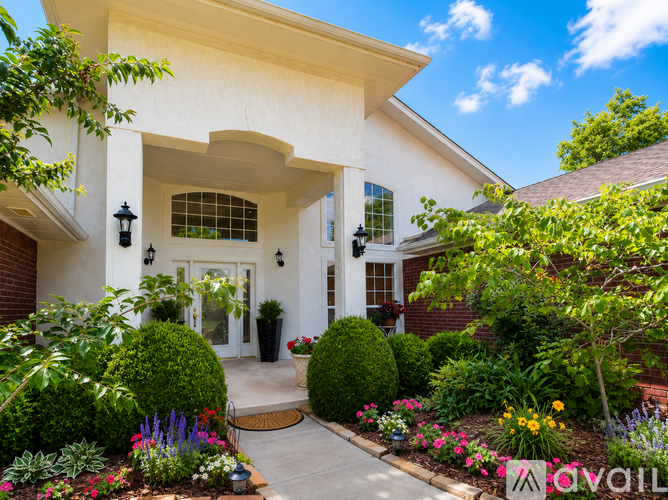 13600 Lakeshore Dr 4 Beds Single Family Home for Rent - Photo gallery 2