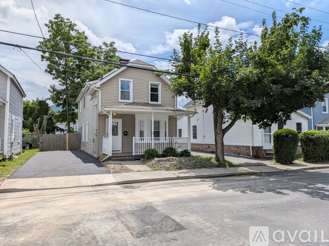 10 South Walnut Street 4 Beds Single Family Home for Rent - Photo gallery 1