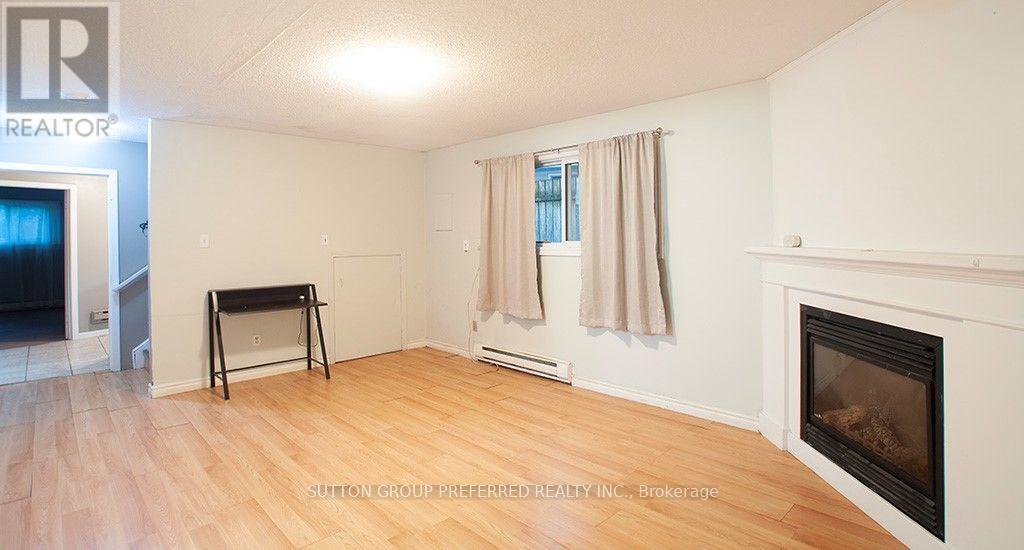 2 bedroom apartment - 54 GUNN (UNIT B) STREET, London North (North N) 4