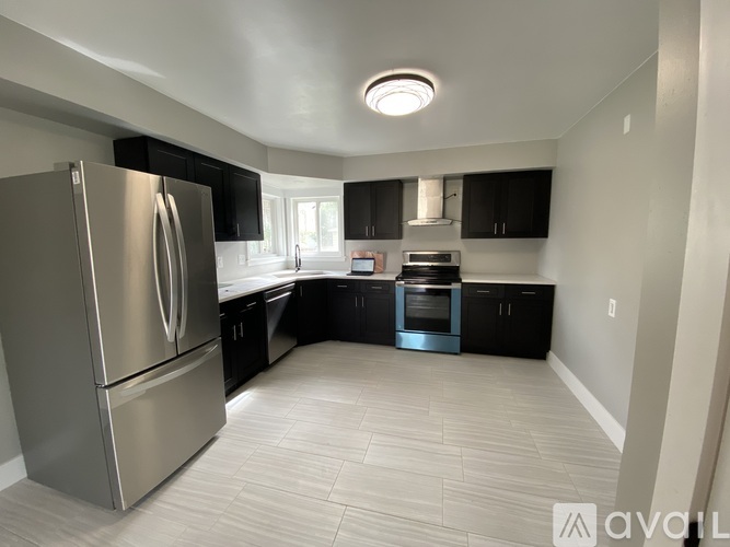 5510 Quail Avenue North 5 Beds Single Family Home for Rent - Photo gallery 1