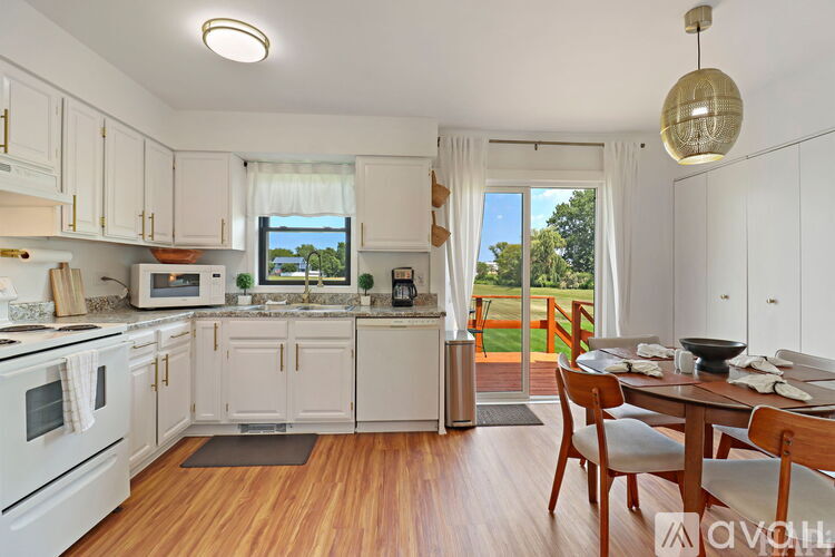 889 Belle Plaine Avenue 3 Beds Townhouse for Rent - Photo gallery 2