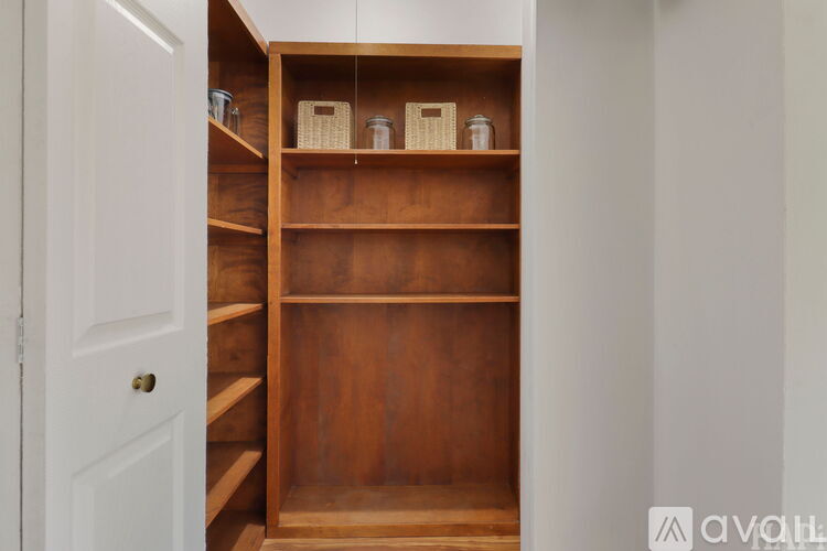 889 Belle Plaine Avenue 3 Beds Townhouse for Rent - Photo gallery 4