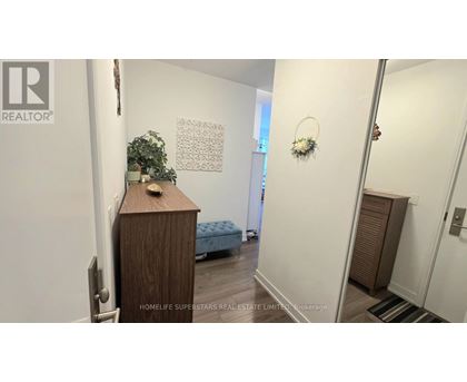 A room with a wooden box on the floor and a plant on top of it.