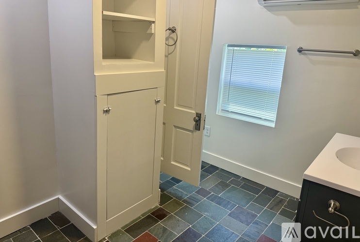 901 1/2 E Wilson St 1 Single Family Home for Rent - Photo gallery 4