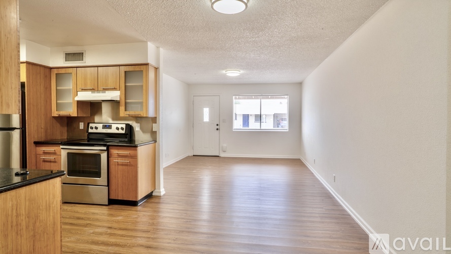1136 W 9th St 4 Beds Single Family Home for Rent - Photo gallery 2