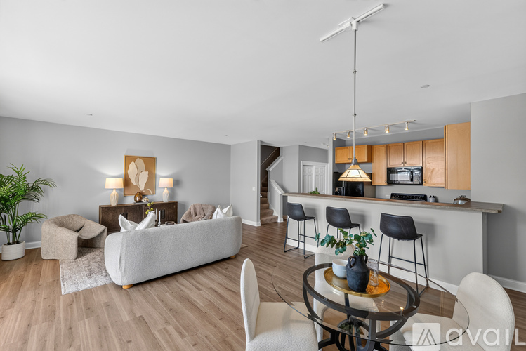 1920 North Farwell Avenue 2 Beds Condo for Rent - Photo gallery 1