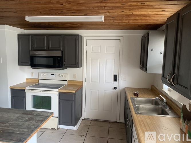 629 11th Street 3 Beds Single Family Home for Rent - Photo gallery 1