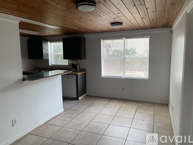 629 11th Street 3 Beds Single Family Home for Rent - Photo gallery 3