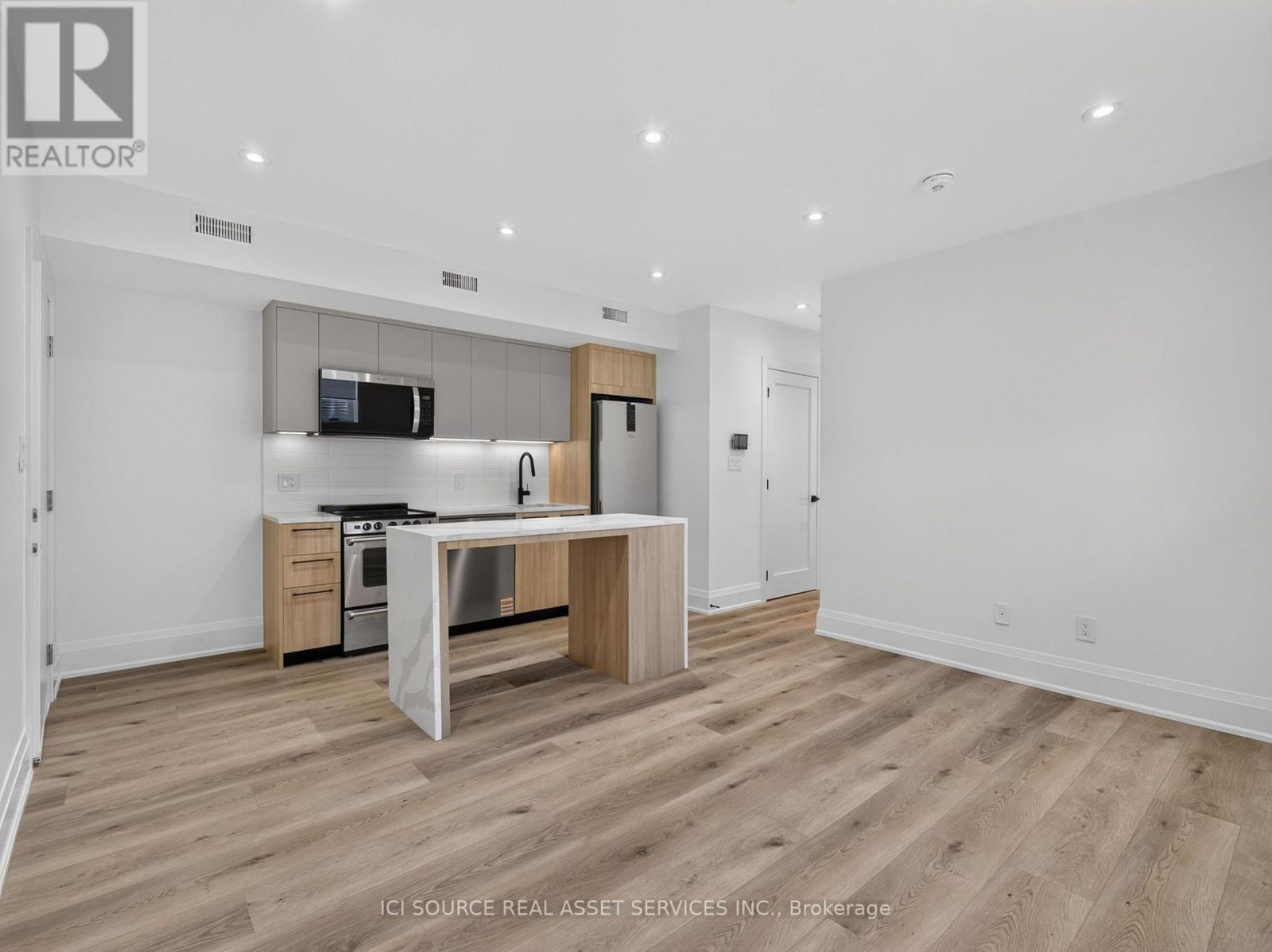 2 bedroom apartment - UNIT 6 - 28 NORCROSS ROAD Unit 6, Toronto (Clanton Park) 5