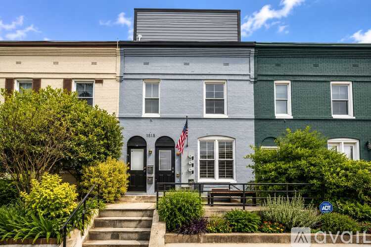 1018 13th Street Southeast Unit #2 2 Beds Single Family Home for Rent - Photo gallery 2