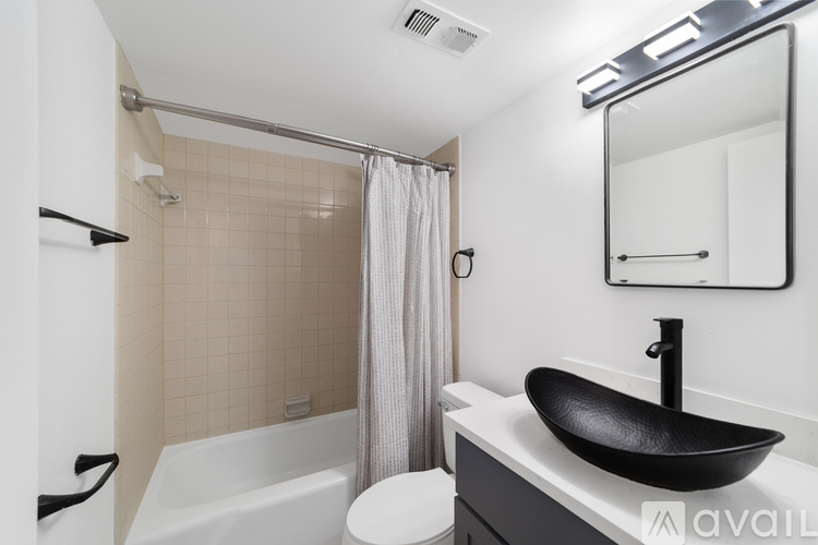 1112 West Main Street 2 Beds Apartment for Rent - Photo gallery 3