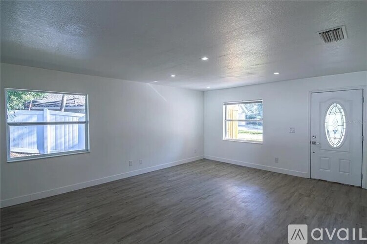 1914 East McBerry Street 4 Beds Single Family Home for Rent - Photo gallery 3