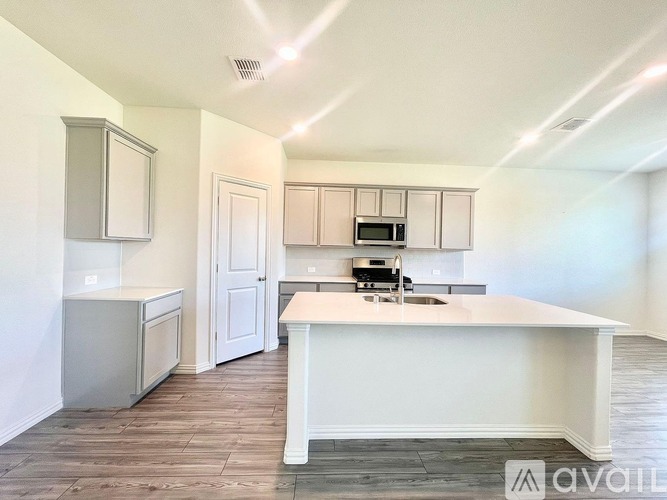 4619 Cleves Ave 4 Beds Single Family Home for Rent - Photo gallery 2