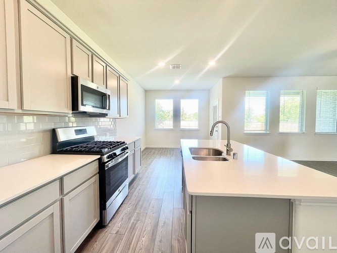 4619 Cleves Ave 4 Beds Single Family Home for Rent - Photo gallery 3