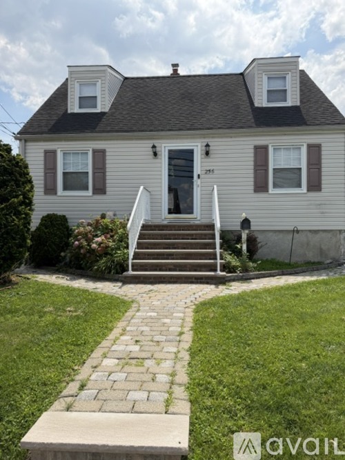 256 Martha Avenue 1 Apartment for Rent - Photo gallery 1