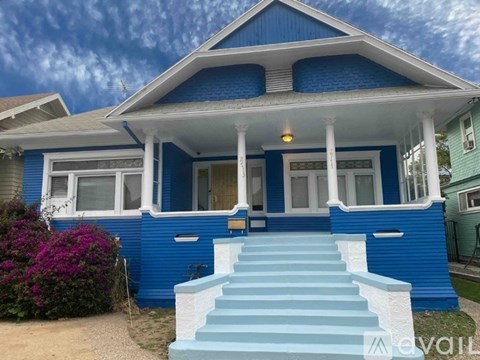 2713 South La Salle Avenue 4 Beds Apartment for Rent