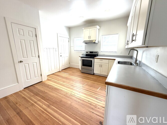 Source URL: https://prod-avail.s3.amazonaws.com/public_images/43132057/listing/Kitchen_2.jpg