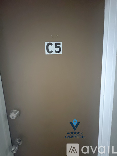 A sign on a wall that says C5.